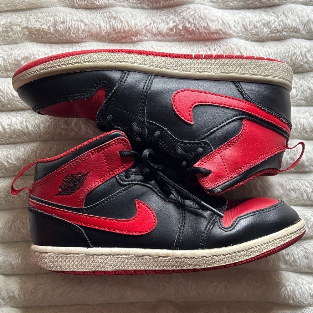 Nike Kids Black and Red Sneakers